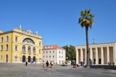Ayrıl, Hırvatistan, Ağustos 2017. Eski kasabadaki eski binaların olduğu bir meydan..