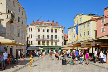 Split, Hırvatistan, 08 / 27 / 2017. Eski kasabanın eski binaları arasında küçük bir sokak.