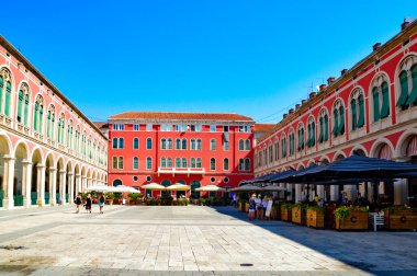 Ayrıl, Hırvatistan, Ağustos 2017. Eski kasabadaki eski binaların olduğu bir meydan..