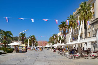 Split, Hırvatistan, 08 / 27 / 2017. Eski kasabanın eski binaları arasında küçük bir sokak.