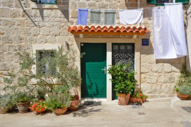 Split, Hırvatistan, 09 / 01 / 2017. Şehrin eski semtinde bir taş evin kapısı..