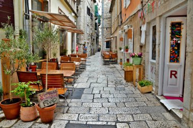 Hırvatistan 'ın antik bir kenti olan Split' in tarihi merkezinde dar bir sokak.