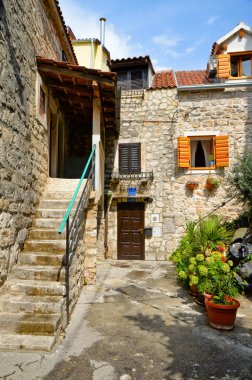 Hırvatistan 'ın antik bir kenti olan Split' in tarihi merkezinde dar bir sokak.