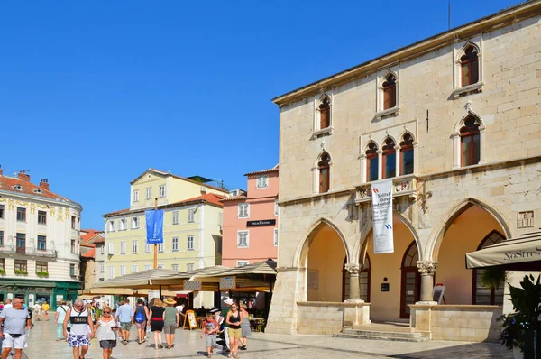 Split Croacia Agosto 2017 Una Plaza Con Edificios Antiguos Casco — Foto de Stock