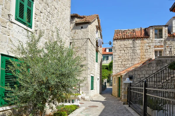 クロアチアの古代都市スプリットの歴史的中心部の狭い通り — ストック写真