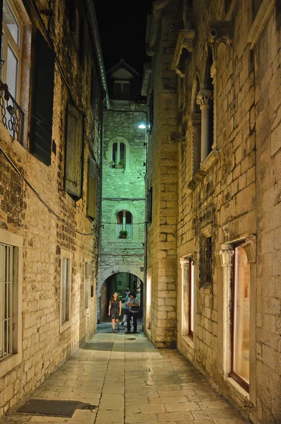 Split Croacia 2017 Una Pequeña Calle Entre Los Antiguos Edificios — Foto de Stock
