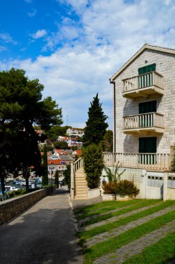 Hırvatistan 'da bir ada üzerindeki kıyı köyünün dar bir caddesi.