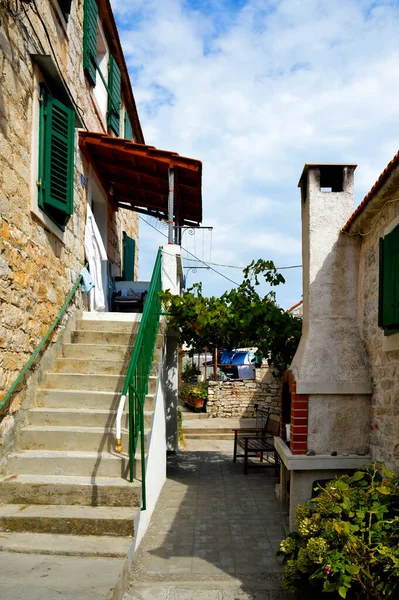 Una Strada Stretta Villaggio Sul Mare Isola Croazia — Foto Stock