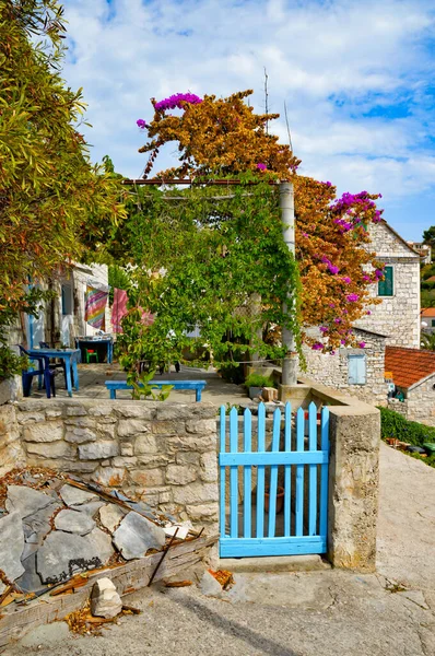 Una Strada Stretta Villaggio Sul Mare Isola Croazia — Foto Stock