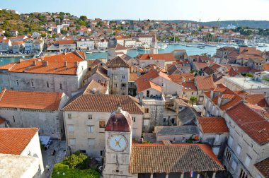 Trogir, Hırvatistan, 08 / 29 / 2017. Eski bir Hırvat kasabasının ortaçağ semtinin tepesinden.