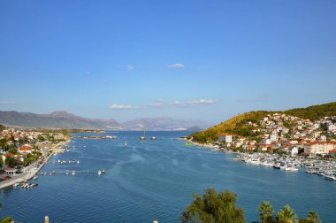 Hırvatistan kıyısındaki bir ortaçağ kasabası olan Trogir Körfezi Panoraması.