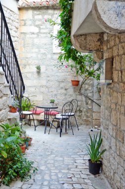 Trogir, Hırvatistan, 08 / 29 / 2017. Eski bir Hırvat kasabasının ortaçağ mahallesinde küçük bir sokak.