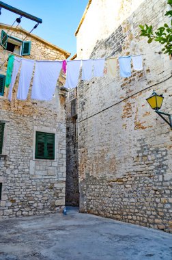 Trogir, Hırvatistan, 08 / 29 / 2017. Eski bir Hırvat kasabasının ortaçağ mahallesinde küçük bir sokak.