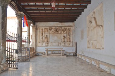 Trogir, Hırvatistan, 08 / 29 / 2017. Eski bir Hırvat kasabasının binasında Roma heykelleri.