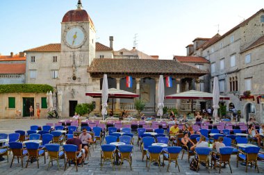 Trogir, Hırvatistan, 08 / 29 / 2017. Eski bir Hırvat kasabasının ortaçağ semtinde küçük bir meydan.