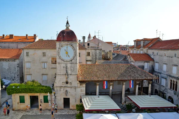 Trogir, Hırvatistan, 08 / 29 / 2017. Eski bir Hırvat kasabasının ortaçağ semtinin tepesinden.