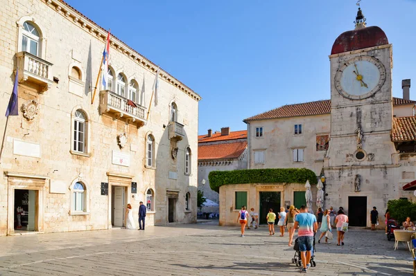Trogir Croacia 2017 Una Pequeña Plaza Barrio Medieval Una Antigua — Foto de Stock