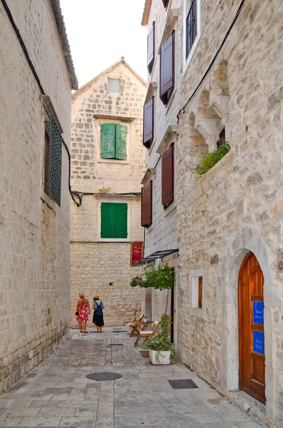 Trogir Croazia 2017 Una Piccola Strada Nel Quartiere Medievale Una — Foto Stock