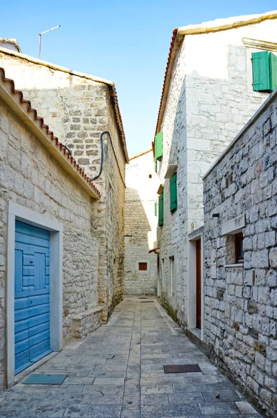 Trogir Croacia 2017 Una Pequeña Calle Barrio Medieval Una Antigua — Foto de Stock