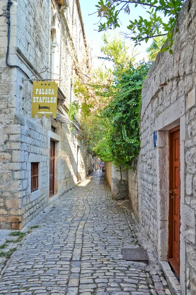 Trogir Croatia 2017 克罗地亚老城区中世纪四分之一的一条小街 — 图库照片