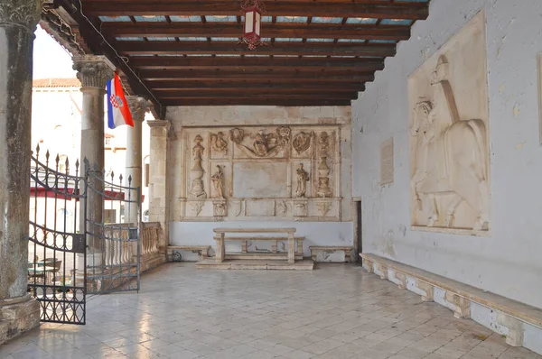 Trogir, Hırvatistan, 08 / 29 / 2017. Eski bir Hırvat kasabasının binasında Roma heykelleri.