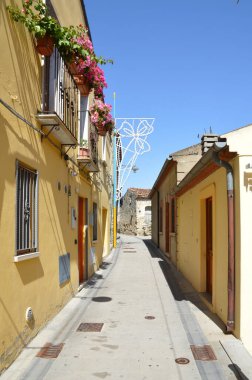 Brindisi di Montagna 'da bir yol, Basilicata bölgesinde kırsal bir köy..