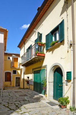 Brindisi di Montagna 'da bir yol, Basilicata bölgesinde kırsal bir köy..