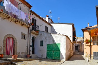 Brindisi di Montagna 'da bir yol, Basilicata bölgesinde kırsal bir köy..