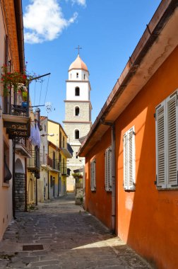 Brindisi di Montagna 'da bir yol, Basilicata bölgesinde kırsal bir köy..