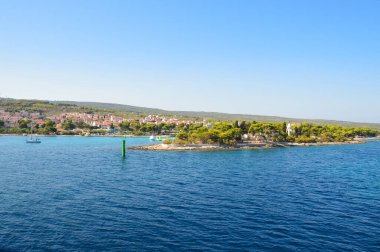 Adriyatik Denizi 'ndeki bir Hırvatistan adası olan Brac kıyılarının görüntüsü.