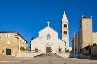 Hırvatistan 'ın Brac Adası, 08 / 28 / 2017. Katedral cephesi ve Supetar meydanı, Adriyatik Denizi 'ndeki bir adada bir köy..