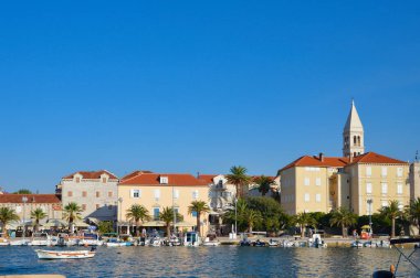 Hırvatistan 'ın Brac Adası, 08 / 28 / 2017. Küçük Supetar limanı, Adriyatik Denizi 'ndeki bir adada bir köy..