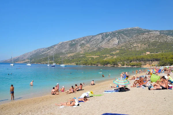 Île Brac Croatie 2017 Personnes Vacances Sur Une Plage Bol — Photo