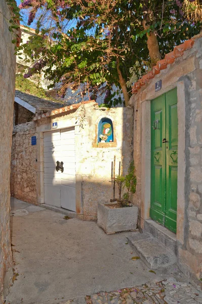 Isla Brac Croacia 2017 Una Pequeña Calle Supetar Pueblo Una —  Fotos de Stock