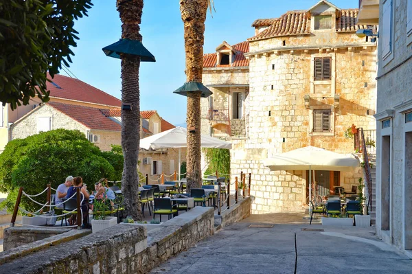 Hırvatistan 'ın Brac Adası, 08 / 28 / 2017. Supetar 'da küçük bir sokak, Adriyatik Denizi' nde bir adada bir köy..