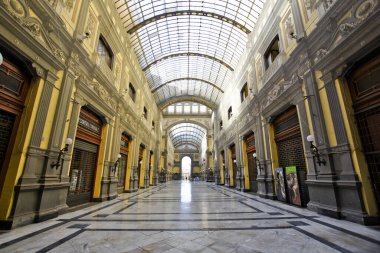Napoli, İtalya, 2 Mayıs 2021. Şehrin tarihi merkezindeki 17. yüzyıl galerisinden bir pasaj..