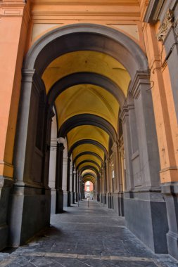 Napoli, İtalya, 2 Mayıs 2021. Şehrin tarihi merkezindeki 17. yüzyıl galerisinden bir pasaj..