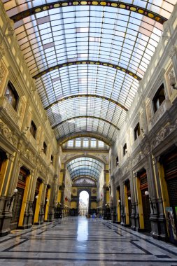 Napoli, İtalya, 2 Mayıs 2021. Şehrin tarihi merkezindeki 17. yüzyıl galerisinden bir pasaj..