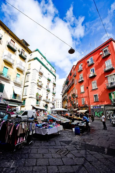 Napoli, İtalya, 2 Mayıs 2021. Şehrin tarihi merkezinde bir meydanda popüler bir pazar.