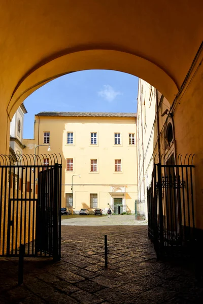 Nápoles Italia Mayo 2021 Arco Entrada Patio Interior Iglesia Santo — Foto de Stock