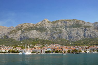 Makarska, Hırvatistan, 08 / 31 / 2017. Adriyatik Denizi kıyısındaki bir kasabanın panoramik manzarası.