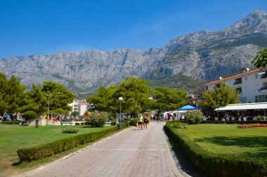 Makarska, Hırvatistan, 08 / 31 / 2017. Adriyatik kıyısındaki bir ortaçağ kasabasında halka açık bir bahçe..