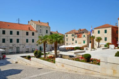 Makarska, Hırvatistan, 08 / 31 / 2017. Adriyatik kıyısında bir ortaçağ kasabasının meydanı..