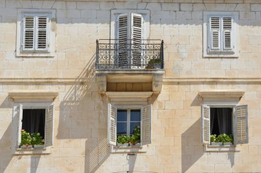 Makarska, Hırvatistan, 08 / 31 / 2017. Adriyatik Denizi kıyısındaki bir ortaçağ kasabasında eski bir evin cephesi.