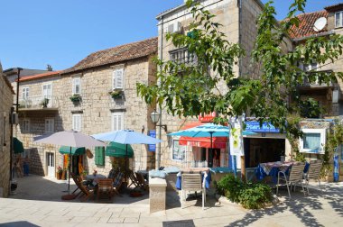 Makarska, Hırvatistan, 08 / 31 / 2017. Adriyatik Denizi kıyısındaki bir ortaçağ kasabasının dar bir caddesi.