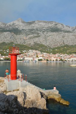 Makarska, Hırvatistan, 08 / 31 / 2017. Adriyatik Denizi kıyısındaki bir kasabanın panoramik manzarası.