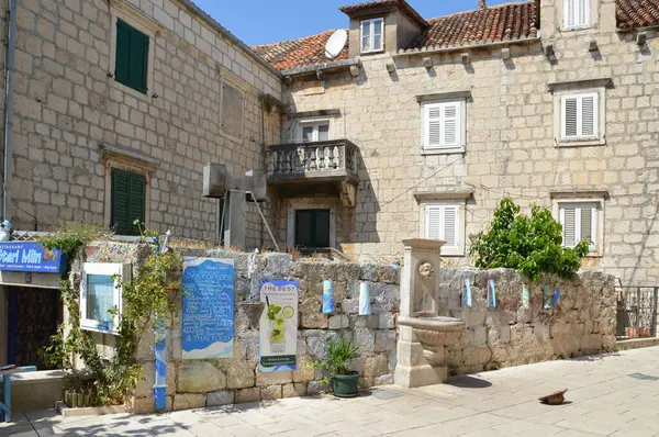 Makarska Croacia 2017 Una Calle Estrecha Una Ciudad Medieval Costa — Foto de Stock