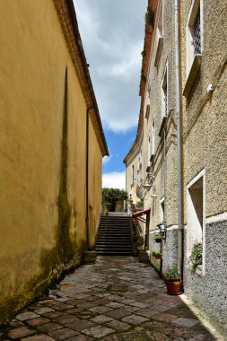 Nusco, İtalya, 8 Mayıs 2021. Avellino ilindeki bir ortaçağ köyünün pitoresk evleri arasında küçük bir sokak.