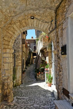 Sermoneta, İtalya, 05 / 10 / 2021. Tarihi kentteki eski ortaçağ taş binaları arasında bir sokak..