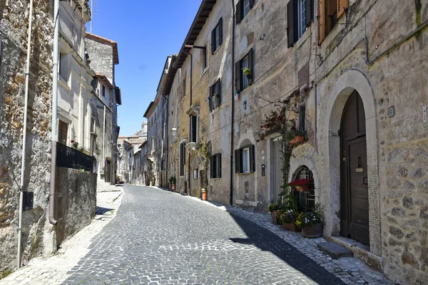 Sermoneta イタリア 2021 歴史ある町の古い中世の石造りの建物の間の通り — ストック写真